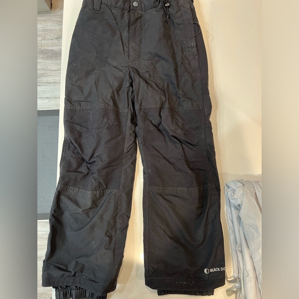 Black dot youth medium snowboard pants